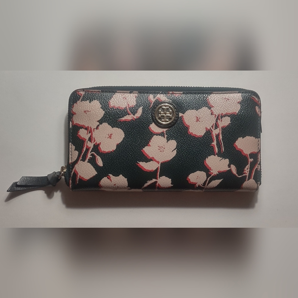 Tory Burch zippered wallet